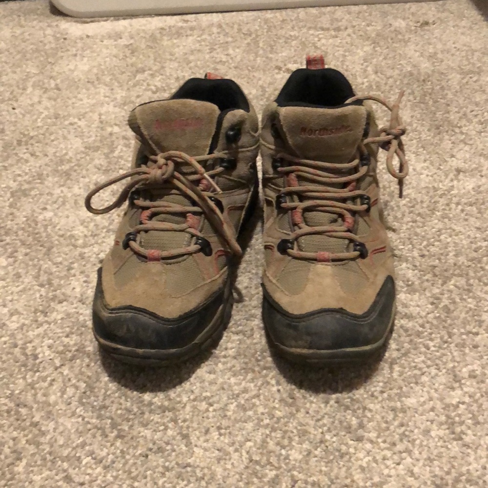 Women’s hiking boots, size 7.